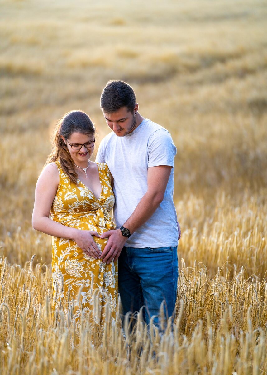 Alexandra und Marvin Babybauch Shooting - zärtlicher Moment