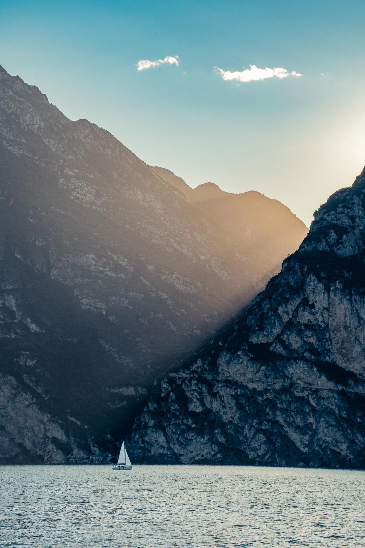 Segelboot bei Sonnenuntergang